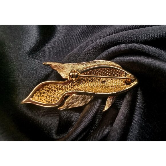 Vintage SWAROVSKI Signed Gold Plated Violet Clear Crystals Fish Brooch - Picture 4 of 4
